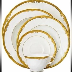 6 SHINEPUKER IVY GOLD Bone China
10.75" Dinner Plates only not fullset, Like New